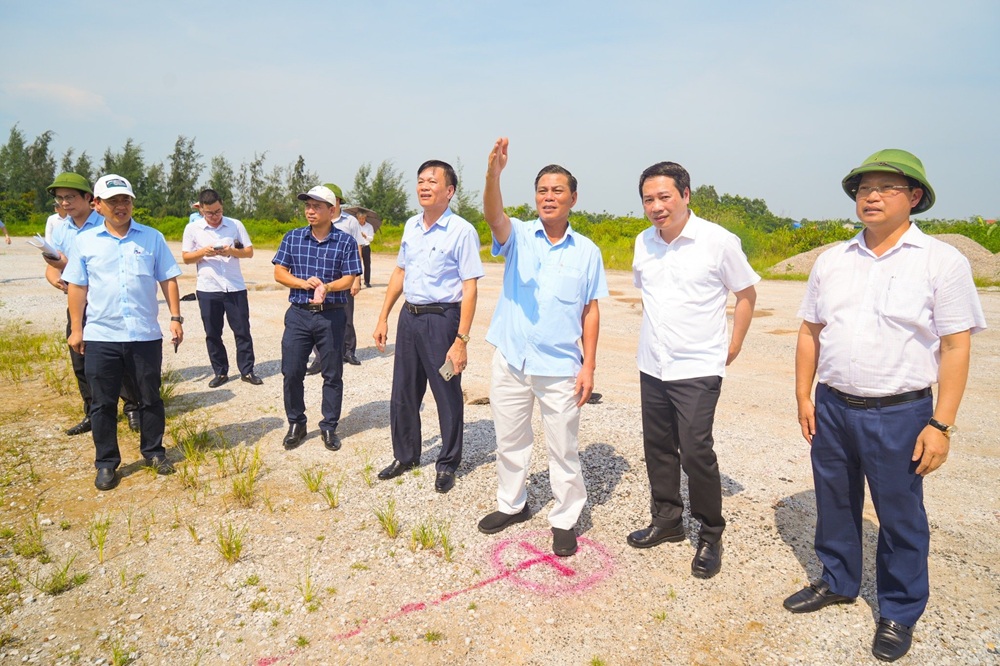 Lãnh đạo TP Hải Phòng kiểm tra thực địa chiều ngày 26/7. (Ảnh: CTTĐT TP Hải Phòng)